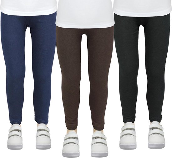 Drie paar thermische leggings voor kinderen in marineblauw, bruin en zwart met witte sneakers.