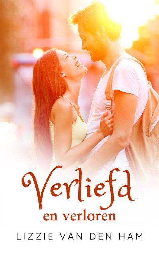 Een koppel, een vrouw met lange rode haren en een man met baard, omhelzen elkaar in de warmte van het zonlicht. De tekst 'Verliefd en verloren' staat erbij.