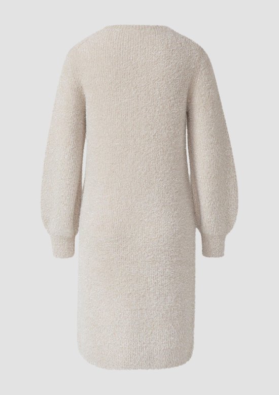 Gebreide jurk met pofmouwen, beige met glitters. Zichtbaar van achteren.