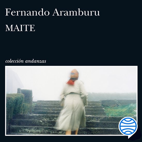 Une femme en manteau beige et foulard sur la tête monte un escalier dans le brouillard. Texte: Fernando Aramburu MAITE colección andanzas.