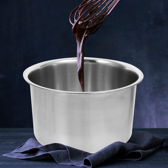 Roestvrijstalen waterbad-pot met donkere achtergrond, gesmolten chocolade wordt erin gegoten met een garde.
