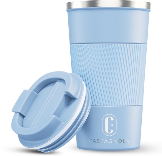Gobelet en acier inoxydable bleu clair avec bord argenté, motif côtelé et logo. Le couvercle est à côté.