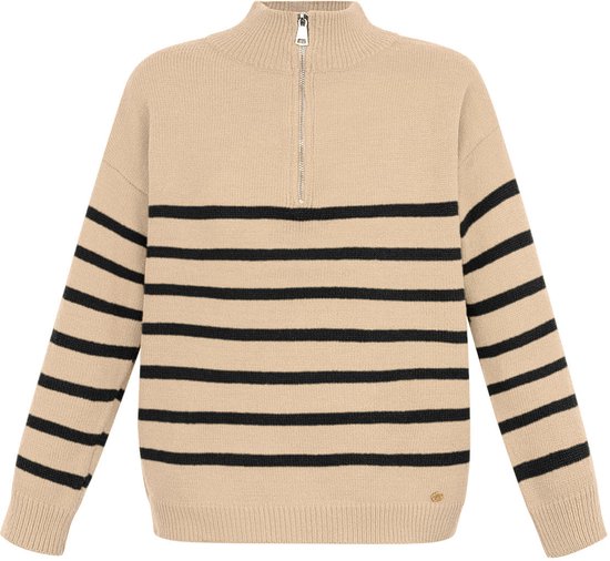 Beige trui met zwarte horizontale strepen en halfrits hals.