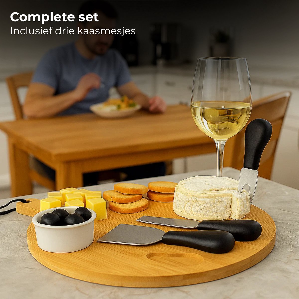 Lomera Bamboe Kaasplank - Kaasplank met Mesjes - Kaasplank Set - Serveerplank Bamboe - Kaasmesjes Set - RVS Kaasmesjes - Kaasplank Rond - Kaas Serveerplank - Kaasplank met Handvat - Kaasplank met 3 Messen — cadeau in Kookcadeaus - foto 4