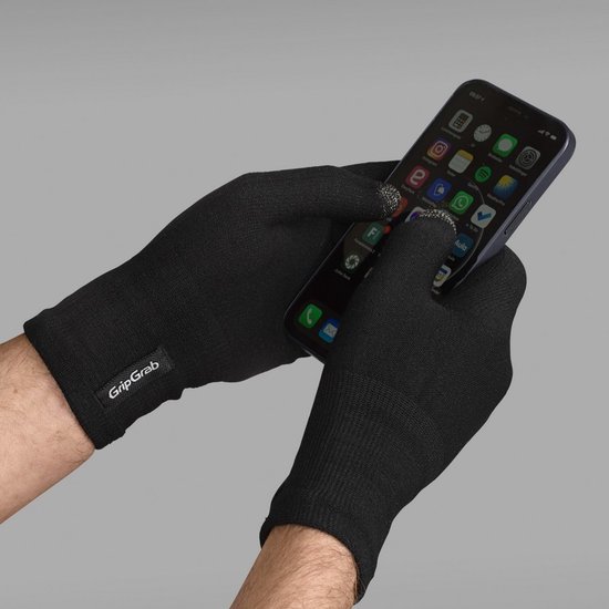 Zwarte merinowol handschoenen die een smartphone bedienen, met 'GripGrab' logo.