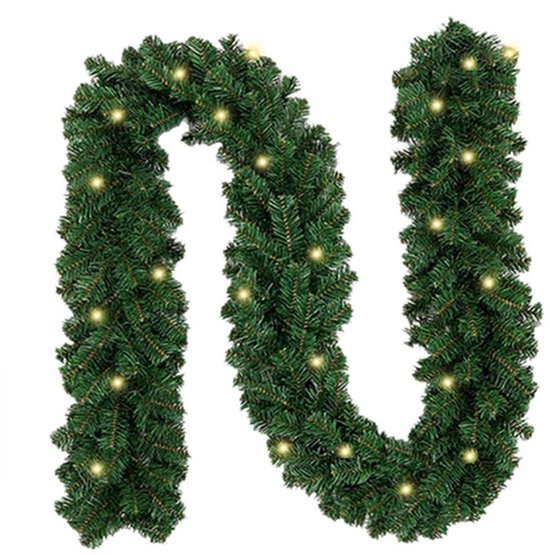 Donkergroene kerstguirlande met 100 warmwitte LED-lampjes.