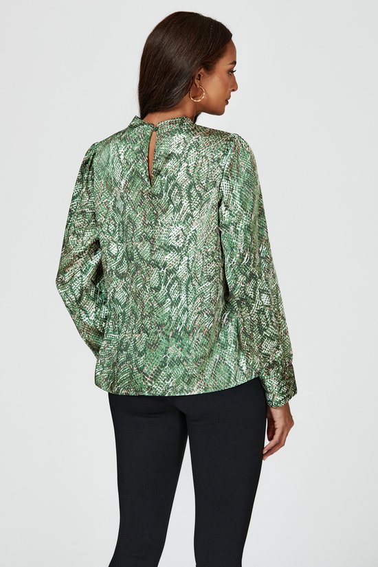 Groene satijnen top met hoge hals en lange mouwen, met dierenprint. De achterkant van de top heeft een sleutelgat-sluiting. De top is van het merk FS Collection.