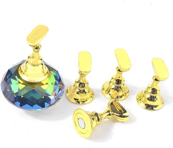 Supports d'affichage pour nail art dorés avec une base en cristal. Une vue en gros plan montre un support en cristal multicolore.