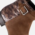 Close-up van bruine enkellaars met suède en crocoprint, met gesp detail.