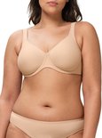 Buste van een model die een beige beha met verticale strepen en bijpassende slip draagt.