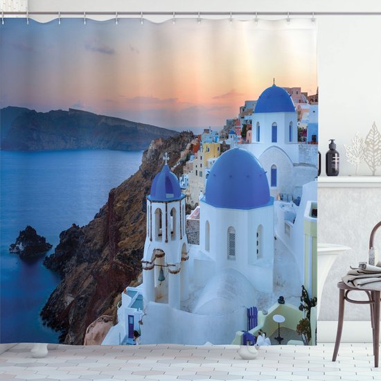 Rideau de douche représentant Oia, Santorin, Grèce, avec des bâtiments blancs et des dômes bleus au coucher du soleil.