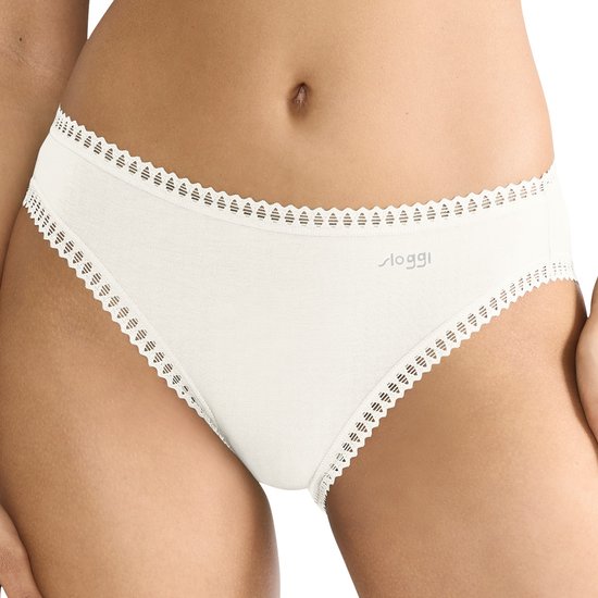 Crèmekleurige slip met kanten randen, zichtbaar Sloggi-logo op de heup.