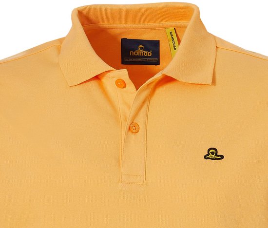 Close-up van de kraag en knoopsluiting van een oranje polo met NOMAD label en #IAMNOMAD op de kraag.