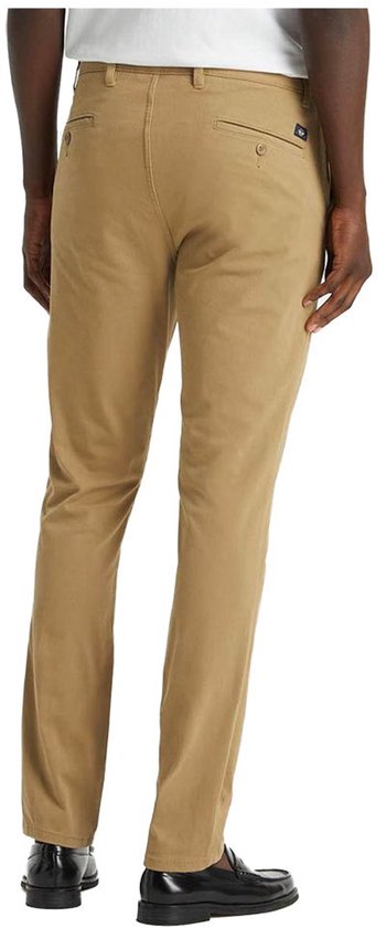 Achterkant van een man in een beige chino broek, met twee achterzakken en een klein logo.