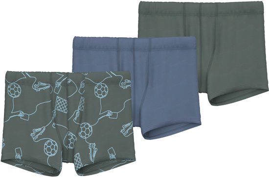 Drie jongensboxershorts: één met krokodillenprint, één effen olijfgroen en één effen blauw.