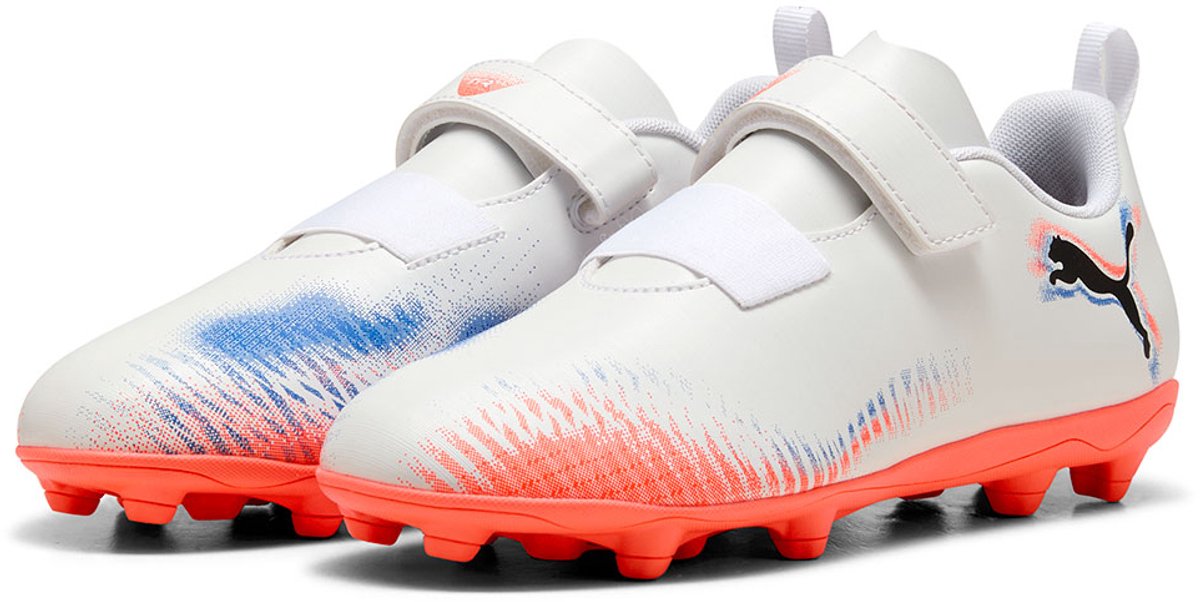 Witte Puma Future 8 Play V voetbalschoenen voor kinderen met oranje noppen en klittenbandsluiting, maat EU 25.