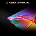 Close-up van een randloos metalen tv-scherm met levendige, abstracte kleuren. "Metaal zonder rand."