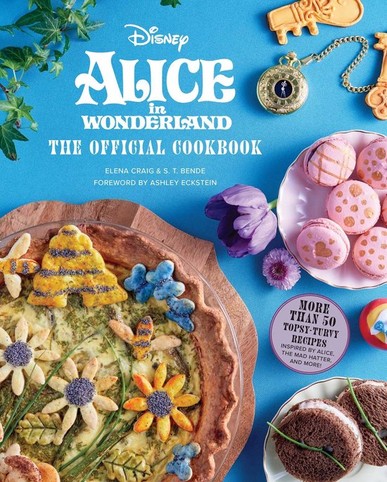 Disney Alice in Wonderland: The Official Cookbook, met een hartige taart versierd met bloemen, macarons en een pocket horloge.
