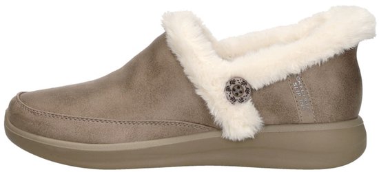 Taupekleurige Slipper met witte teddy voering en gedetailleerde knoop aan de zijkant. Skechers logo op de zijkant.