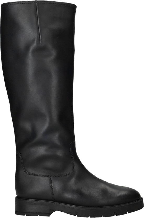 Zwarte leren laars met dikke zool, zijkant weergave.
