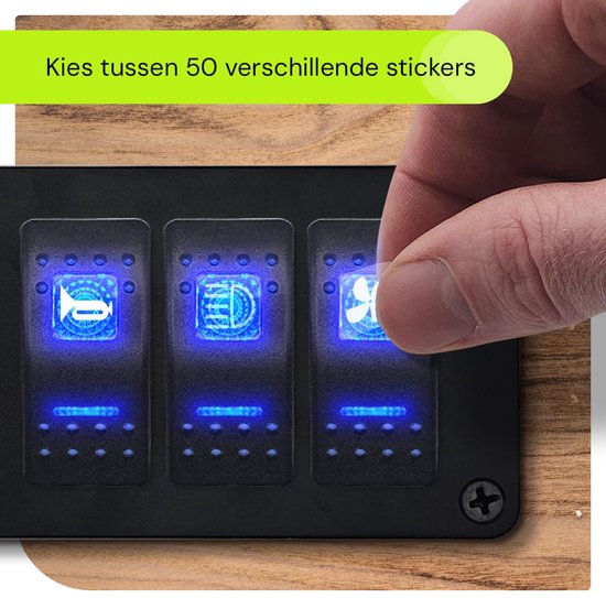 Hand plaatst een blauwe sticker op een van de 6 schakelaars.