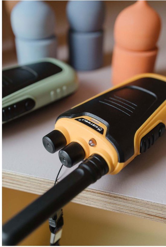 Close-up van de oranje Kidywolf KIDYTALK walkietalkie, met de antenne en twee knoppen.