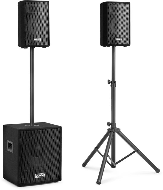 Vonyx subwoofer met één Vonyx speaker op een statief, en een tweede Vonyx speaker op een apart statief.