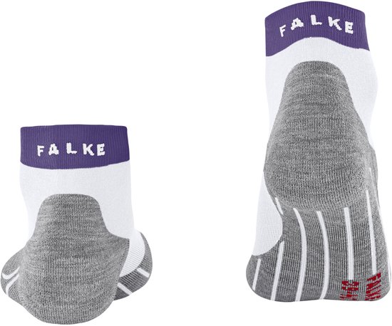 Twee witte sportsokken met paarse boord en FALKE logo. Grijze hiel en zool met ribbels.
