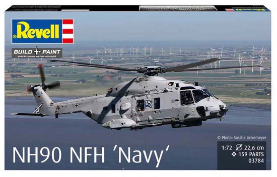 Revell modelbouwkit van de NH90 NFH Navy helikopter, schaal 1:72, in een vliegende pose boven een landschap.