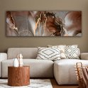 Abstract canvas met bruine, grijze en gouden marmerlook patronen, boven een beige hoekbank.