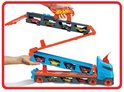 Blauwe Hot Wheels trailer met oranje oprijplaten. Een grijze draagbare baan met vier raceauto's wordt omhoog geklapt.