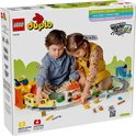 Twee kinderen spelen met LEGO Duplo trein set 10428, met gele trein en rode kraan.