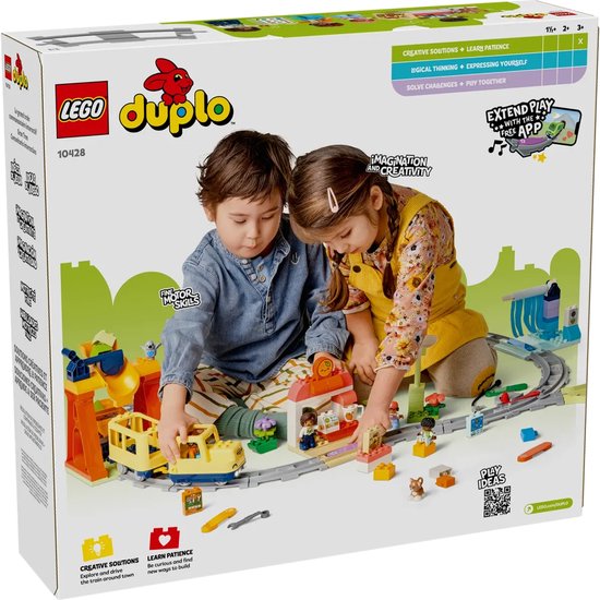 Twee kinderen spelen met LEGO Duplo trein set 10428, met gele trein en rode kraan.