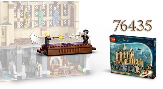 LEGO Harry Potter Grande Salle 76435 construite avec des mini-figurines Lego, la boîte du set est visible.