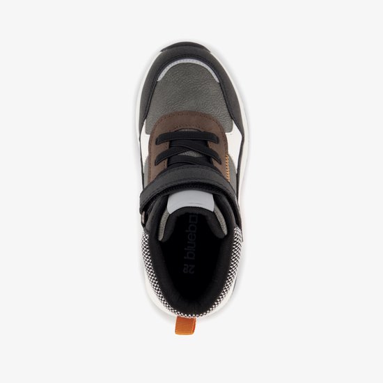 Blauwe doos jongens sneakers zwart grijs van bovenaf gezien, met veters en klittenbandsluiting.