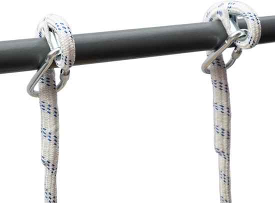 Twee witte touwen met blauwe stippen, elk met een karabijnhaak, aan een metalen stang bevestigd.