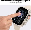 Een vinger raakt het scherm van een Apple Watch aan, die is voorzien van een transparante hoes en een beige bandje.