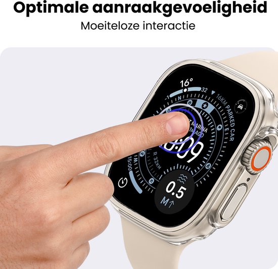 Een vinger raakt het scherm van een Apple Watch aan, die is voorzien van een transparante hoes en een beige bandje.