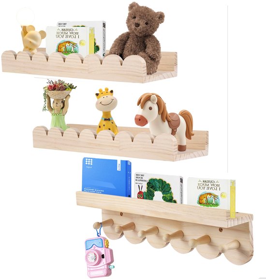 Houten wandplanken met kinderdecoraties: een beer, beker, draak, paardje, en boeken.