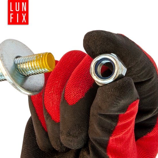 Une main avec un gant de travail rouge tient un écrou autobloquant LUN FIX M10, vissé sur un boulon avec une rondelle.