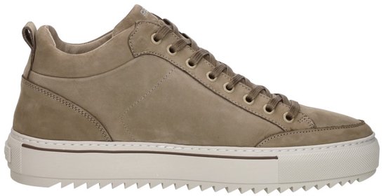 Zijaanzicht van een taupe leren sneaker met bruine veters, witte zool en reliëf aan de zijkant.