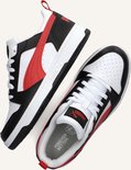 Een witte Puma sneaker met zwarte en rode accenten, gezien van bovenaf.