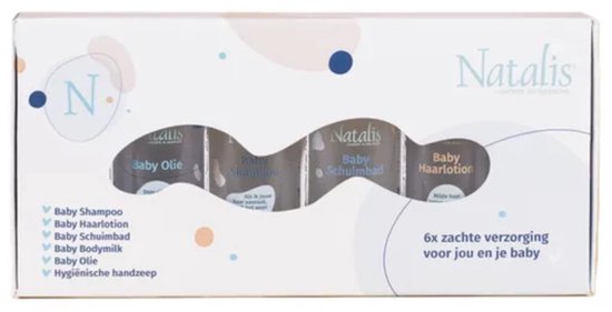 Verpakking met 4 kleine flacons, Baby Olie, Baby Shampoo, Baby Schuimbad en Baby HaarLotion. Pastelkleurige bubbels en letters.