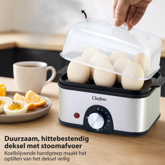 Een hand tilt het deksel op van een zilverkleurige Chefino eierkoker met 8 witte eieren. Op de voorgrond, gekookte eieren en sinaasappelschijfjes.