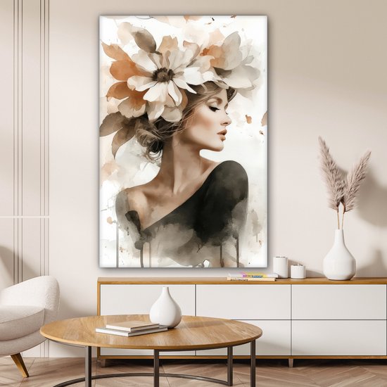 Une femme portant une grande coiffe florale dans des tons doux de beige et de brun, vêtue d'un haut noir.