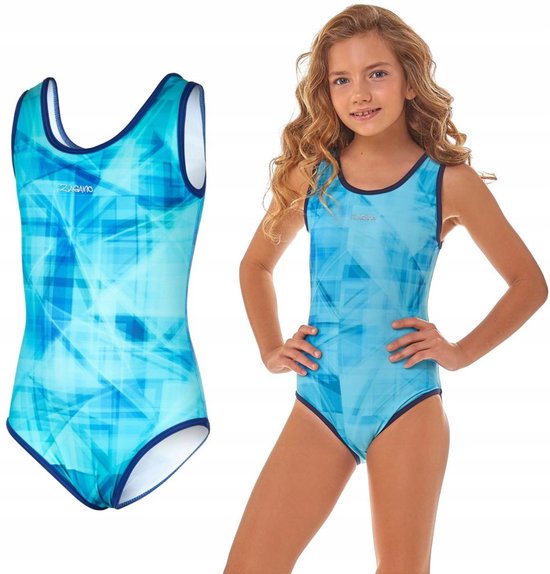 Lichtblauw badpak met een geometrische print van donkerblauwe lijnen en vlakken. Het badpak heeft een ronde hals en donkerblauwe biezen.
