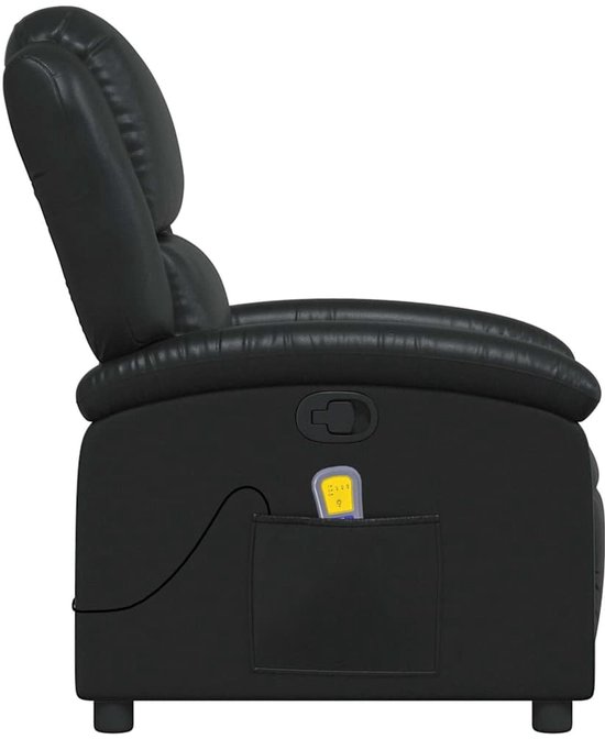 Zwarte fauteuil met massagefunctie, liggende rugleuning en zijvak met afstandsbediening.