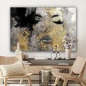 Abstract schilderij van een gezicht met zwarte verfspatten en gouden accenten, boven een dressoir met decoratie.