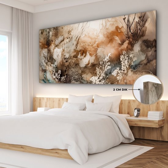 Abstract schilderij in beige, bruin en wit met bloemachtige en takvormige details. Hangt boven een bed in een slaapkamer. Dikte 2 cm.