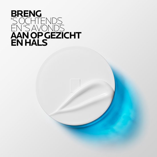 Gezicht en hals worden ingesmeerd met crème. Crème zit op het deksel van een blauwe pot.